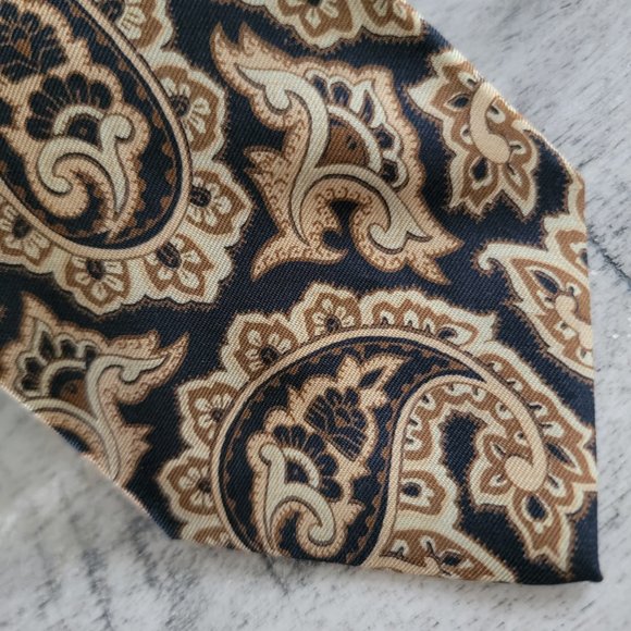 Saks Fifth Avenue Black and Sage Green Paisley Print Necktie 57 x 3.5 - Picture 9 of 10